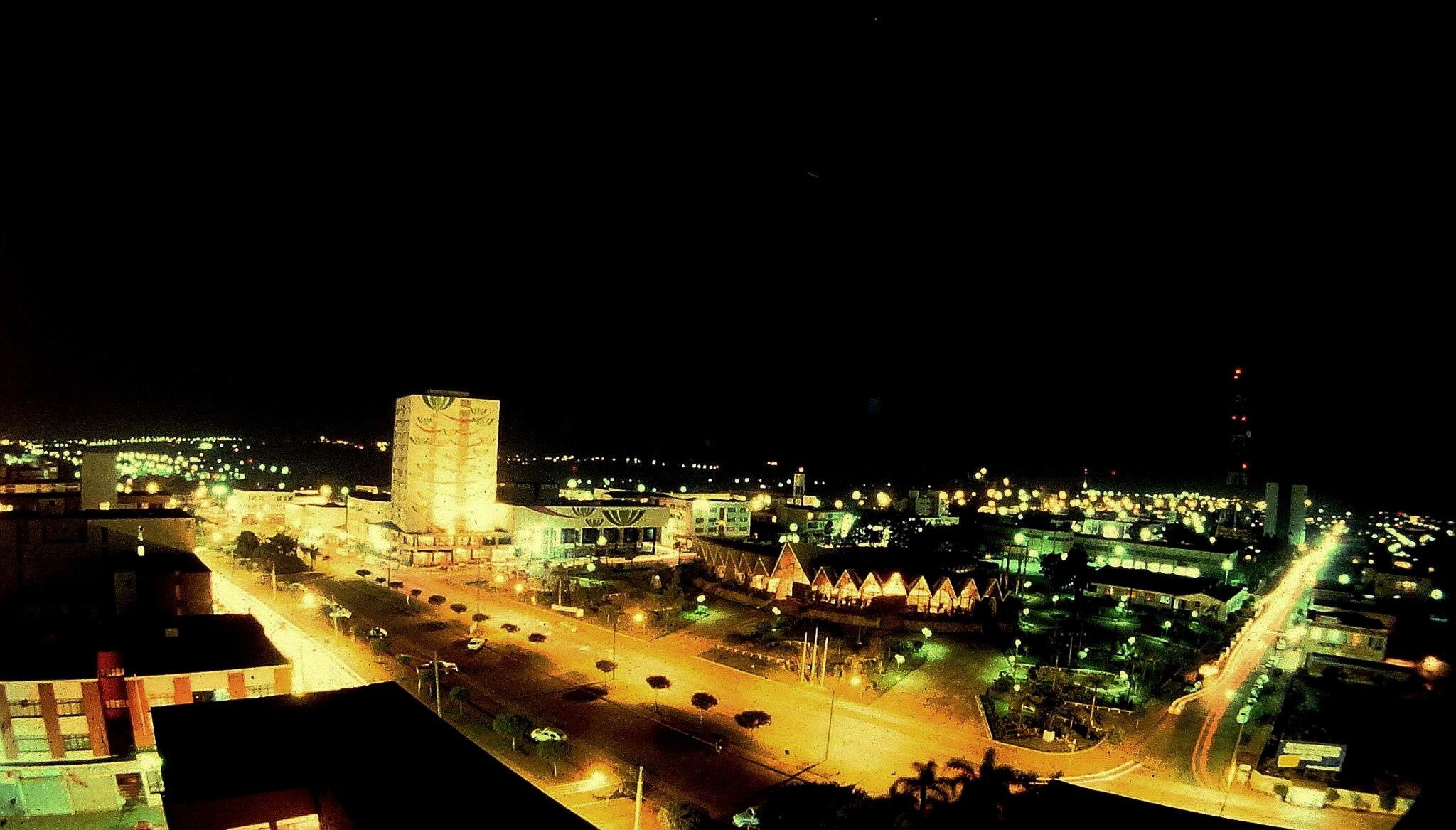 O centro de Cascavel em uma visão noturna - 1980